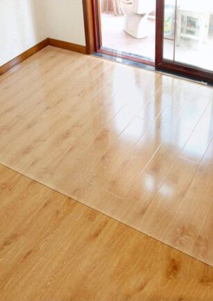 En cualquier obra o remodelación, la protección de superficies es clave para asegurar un acabado impecable. Sin embargo, es común que muchos trabajadores o propietarios recurran a métodos caseros para cubrir los pisos, como usar sábanas viejas, plásticos delgados o cartón reciclado. Si bien estas soluciones pueden parecer económicas a primera vista, a largo plazo suelen salir más caras debido a los riesgos que implican.