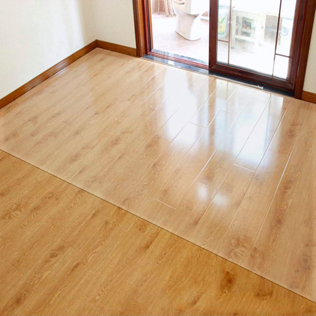 En cualquier obra o remodelación, la protección de superficies es clave para asegurar un acabado impecable. Sin embargo, es común que muchos trabajadores o propietarios recurran a métodos caseros para cubrir los pisos, como usar sábanas viejas, plásticos delgados o cartón reciclado. Si bien estas soluciones pueden parecer económicas a primera vista, a largo plazo suelen salir más caras debido a los riesgos que implican.